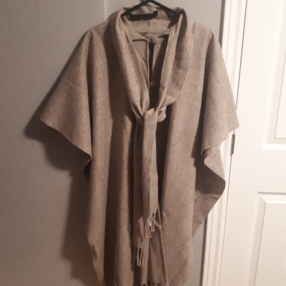 Poncho - Picture 2 of 5